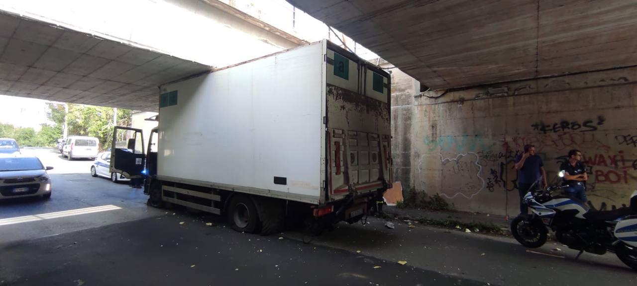 Roma Camion Incastrato Sotto A Un Ponte All Eur Alla Guida Straniero Con La Patente Falsa