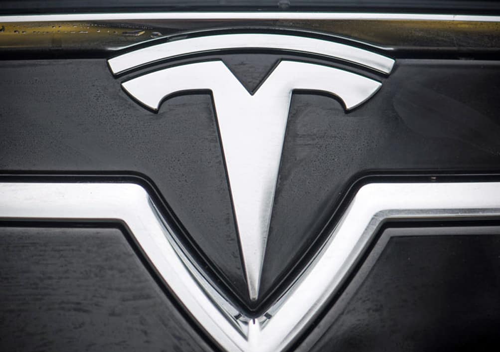 Logo di Tesla, che ha deciso di abbassare i prezzi di due veicoli di successo