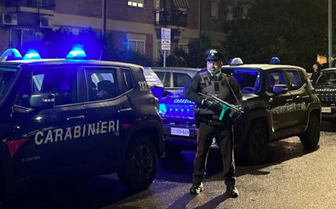 Ostia, paga fissa e alloggio per pusher e vedette nella piazza di spaccio ai “Lotti”