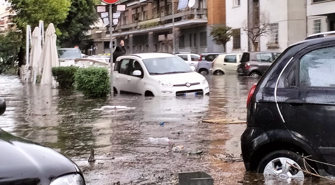 bomba d'acqua Ostia balneazione vietata