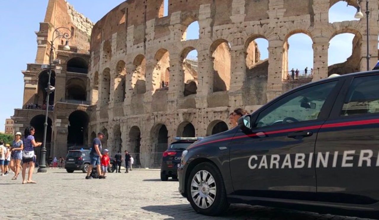 Accusa un malore e si accascia tra i turisti davanti al Colosseo: soccorso 61enne