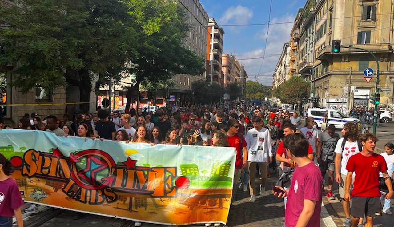 Spin Time, corteo all'Esquilino contro lo sgombero: “Non ce ne andiamo, mobiliteremo la città