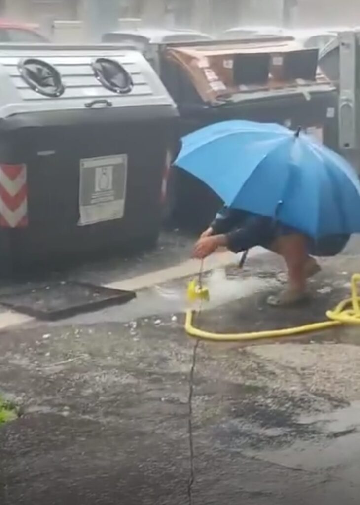 Bomba d'acqua ad Ostia, strade allagate e traffico in tilt