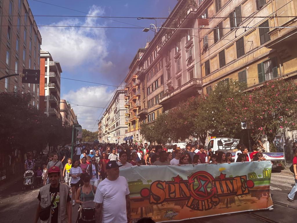 Spin Time, manifestazione all'Esquilino contro lo sgombero: “Non ce ne andiamo, mobiliteremo la città"