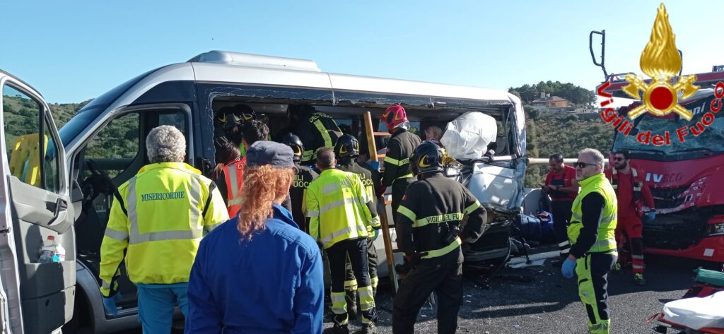 Roma, scontro tra pulmino di turisti americani e tir sulla A12: un morto e quattro feriti gravi