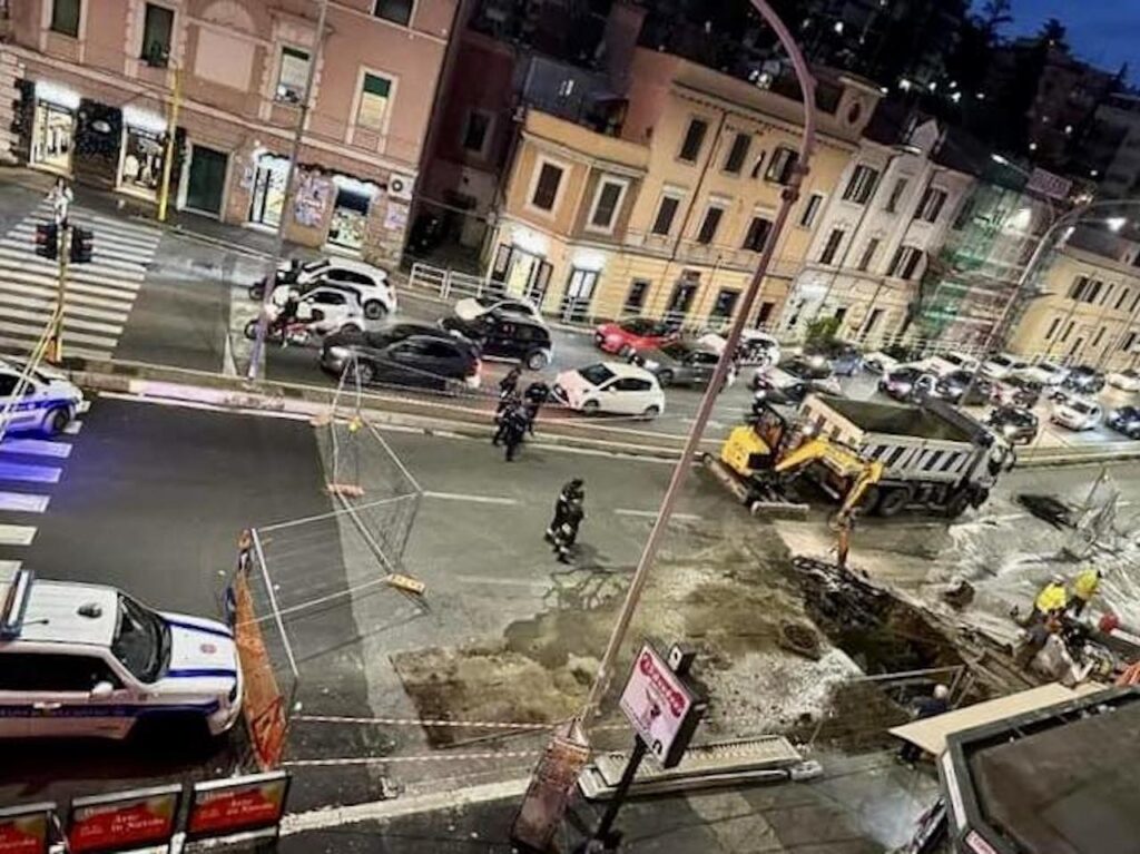 Maxi voragine in Corso Francia per una perdita idrica: strada chiusa e traffico in tilt