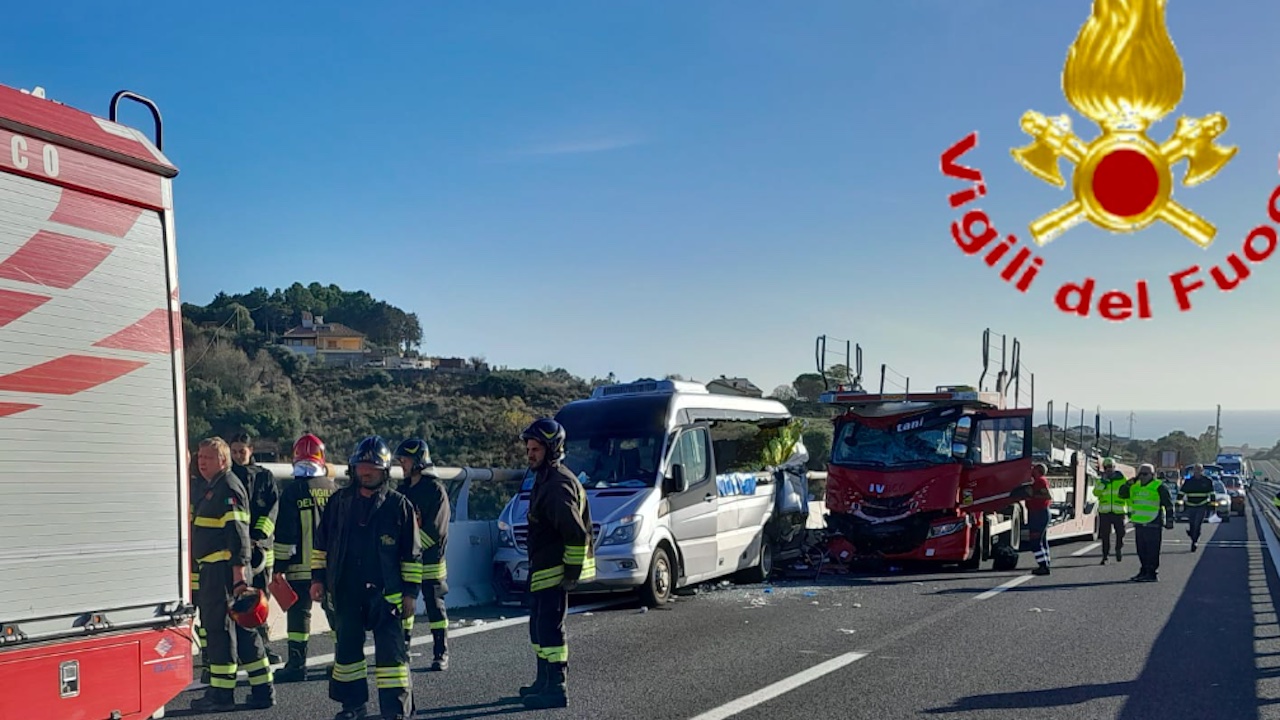 Roma, scontro tra pulmino di turisti americani e tir sulla A12: un morto e quattro feriti gravi