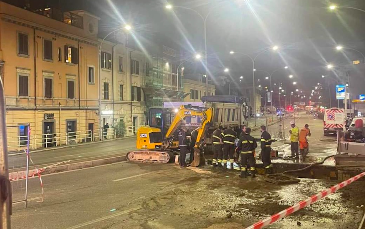 Maxi voragine in Corso Francia per una perdita idrica: strada chiusa e traffico in tilt