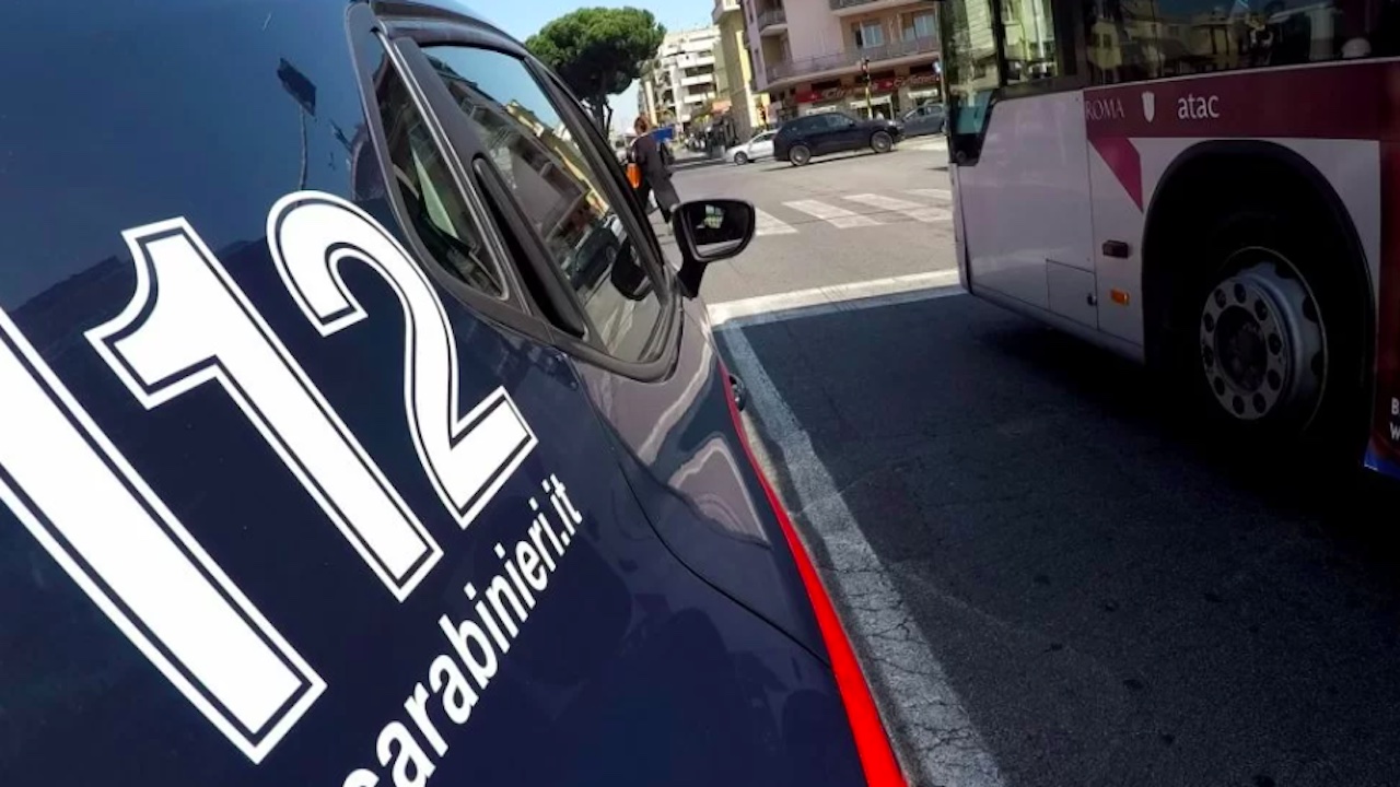 Rissa sul bus ad Ostia, l'autista blocca il mezzo e chiama i carabinieri: denunciati