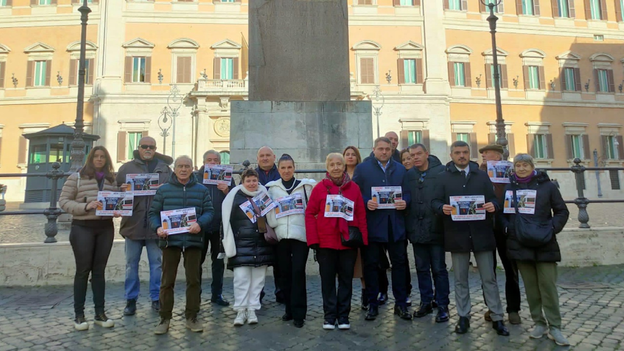 Incendio Colli Aniene, sit-in dei residenti davanti al Parlamento: 