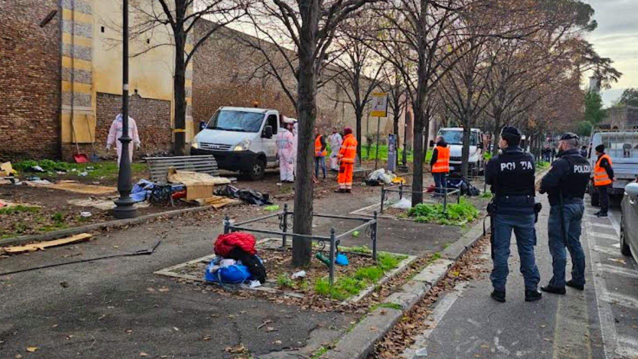 Roma, nuovo sgombero in viale Pretoriano: rimossa la tendopoli davanti alle Mura Aureliane