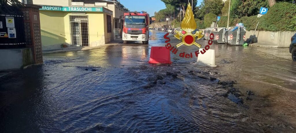 Roma, strada allagata a Torre Maura: chiusa via Silicella