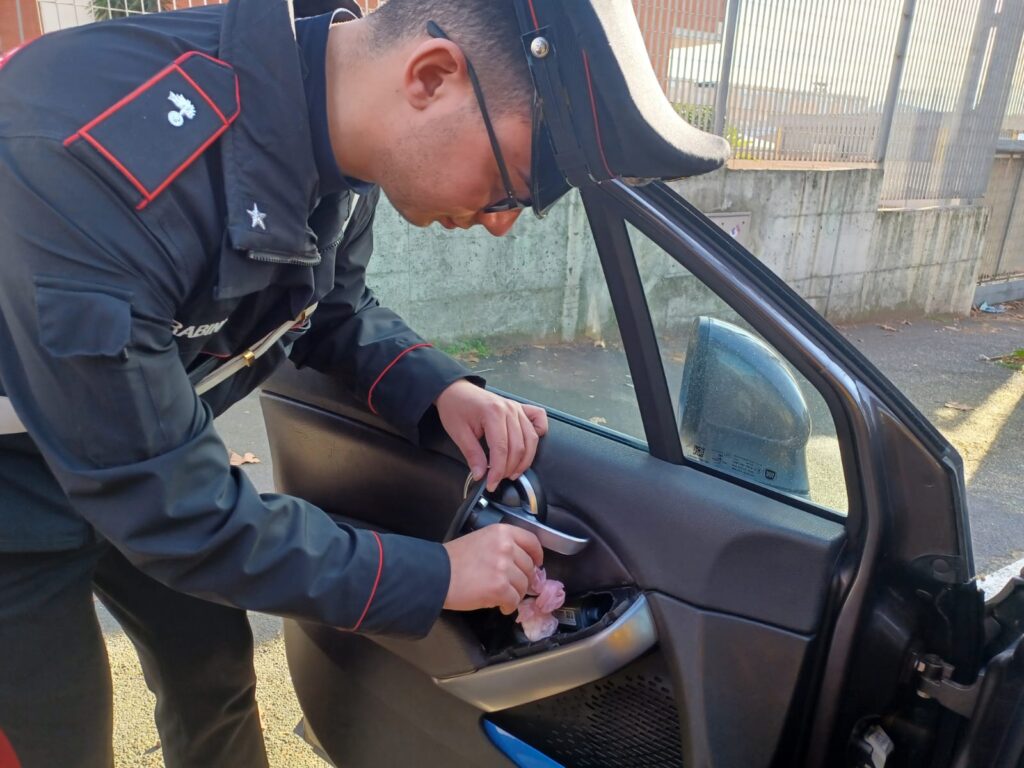 OSTIA ACILIA La droga recuperata e sequestrata dai Carabinieri nella portiera dellauto 7