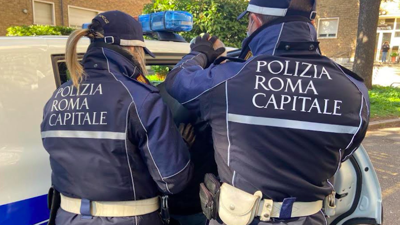 Stazione Termini, “mi stai fotografando” e aggredisce turista per prenderle il telefono