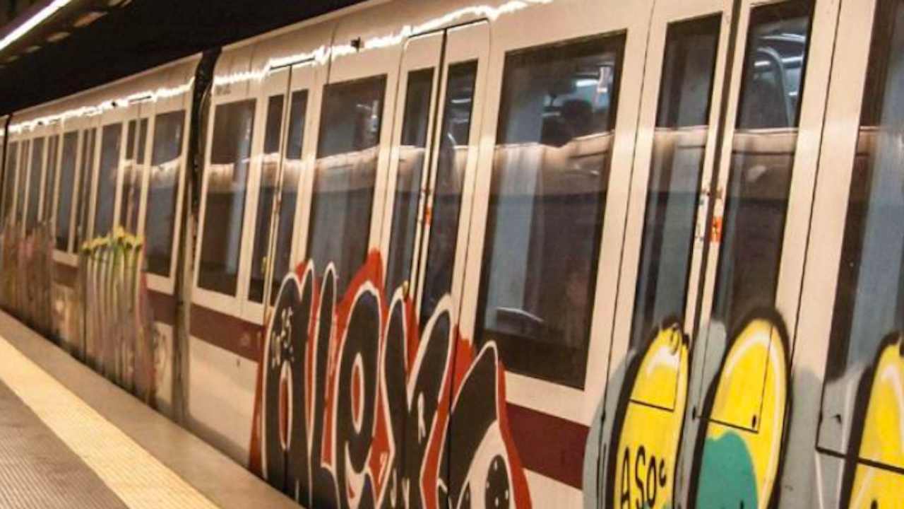 Tragedia sfiorata a Roma, corre nella galleria della metro tra 2 stazioni: fermato