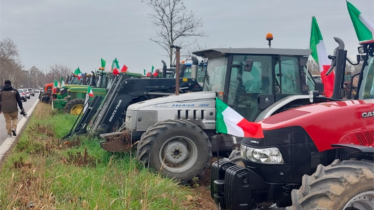 Protesta trattori, presidi alle porte di Roma. Amadeus: “Se vengono a Sanremo li faccio salire sul palco”