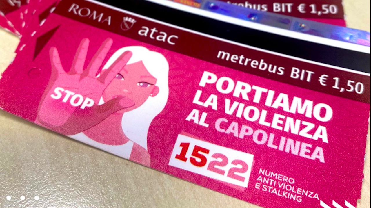 A Roma il numero antiviolenza 1522 sui biglietti metro e bus: “Portiamo la violenza al capolinea”