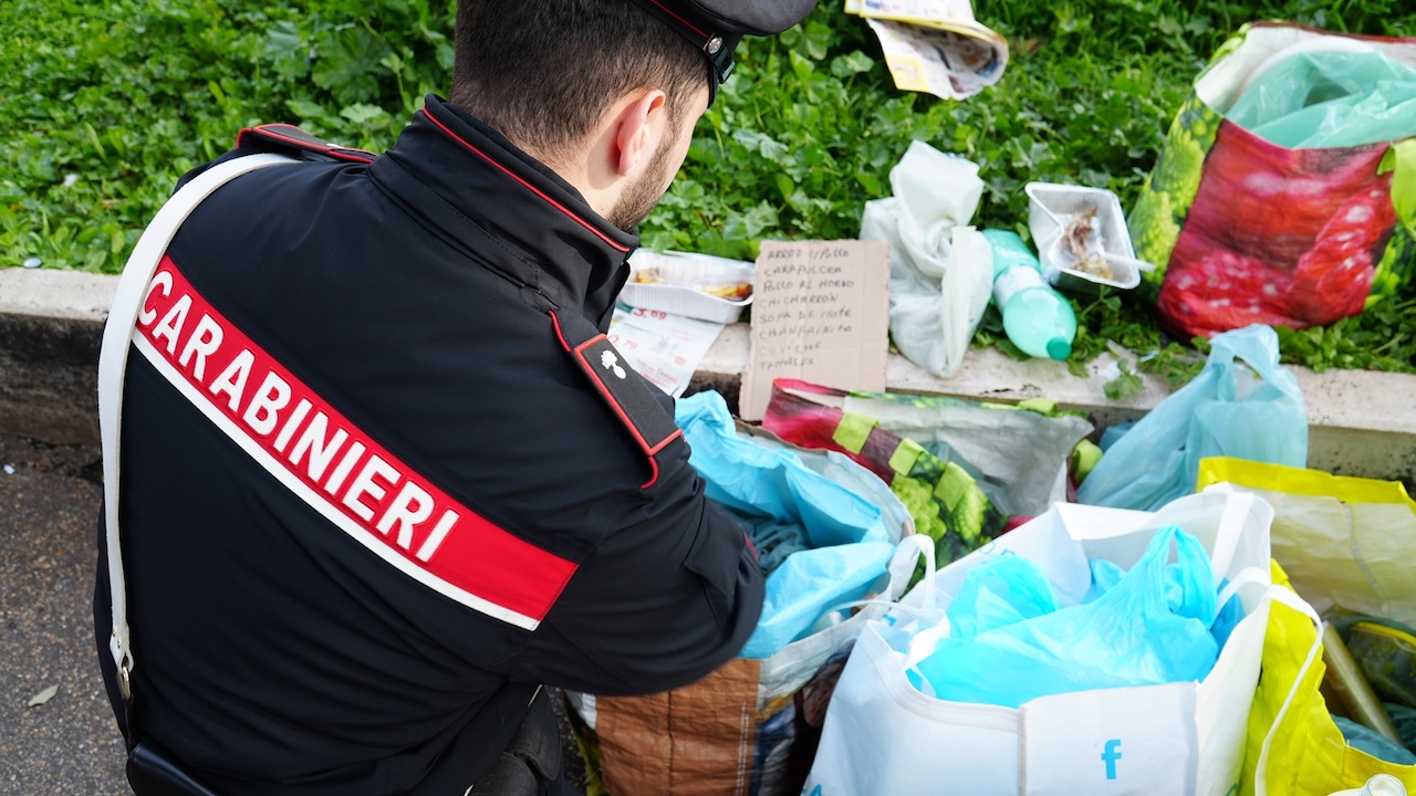 Stazione Termini, street food abusivo con piatti caldi e menù: sequestrati 240 kg di cibo