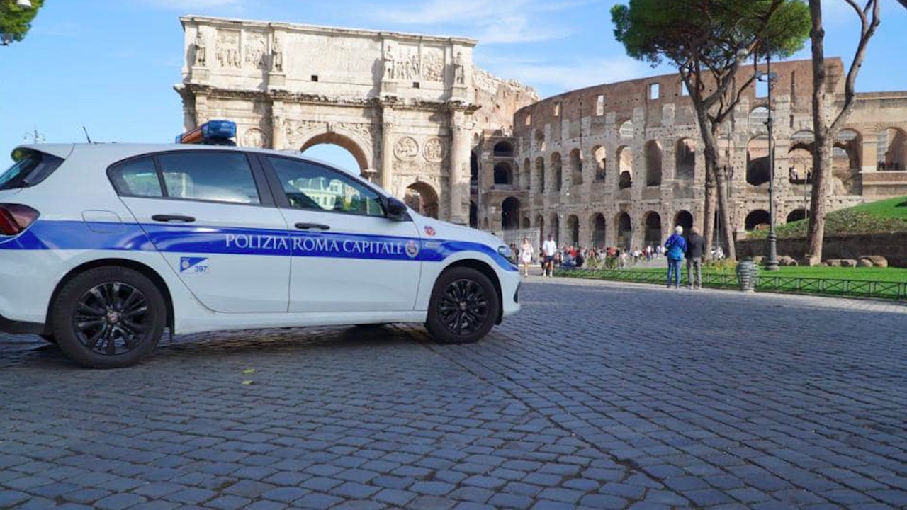 Roma, turista americano collassa in strada e muore davanti ai familiari