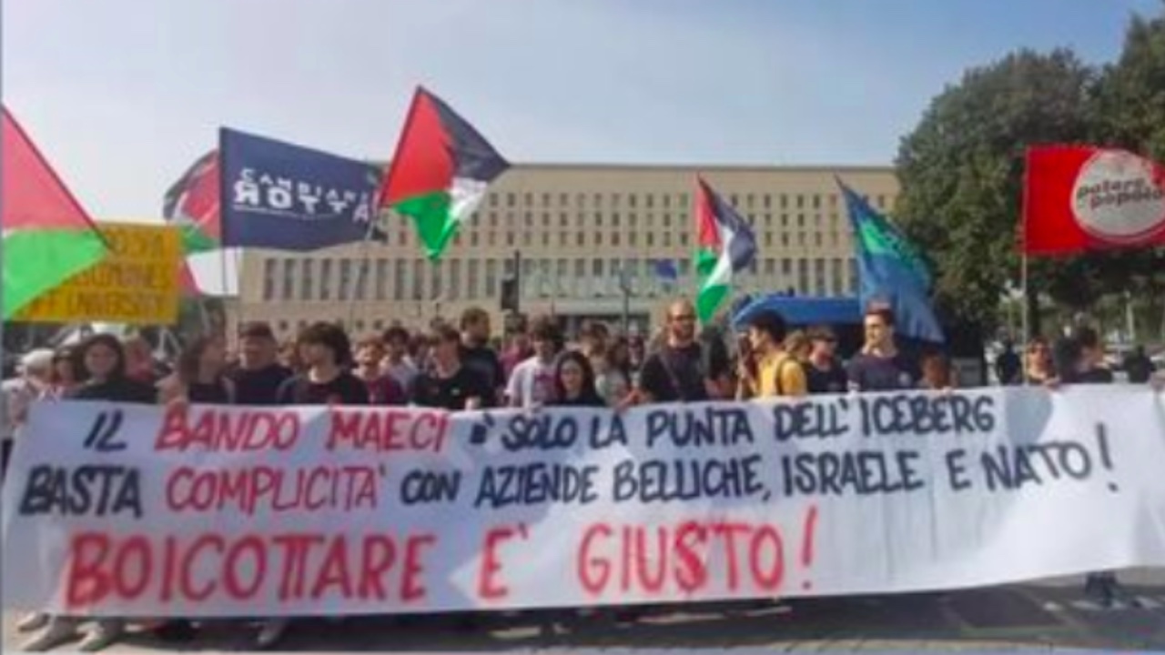 Roma, studenti pro Palestina in presidio alla Farnesina: “Fuori la guerra dall'università”