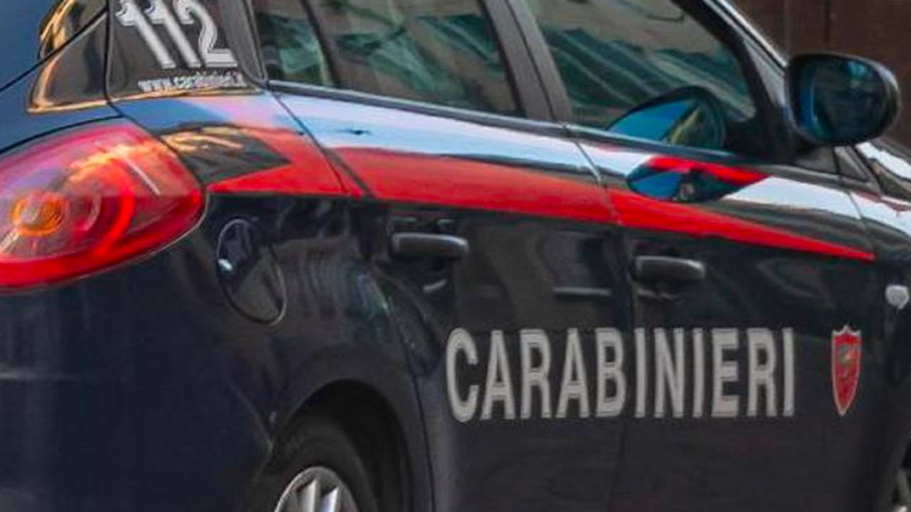 Roma, abusi su studenti minorenni: arrestato docente di una scuola superiore