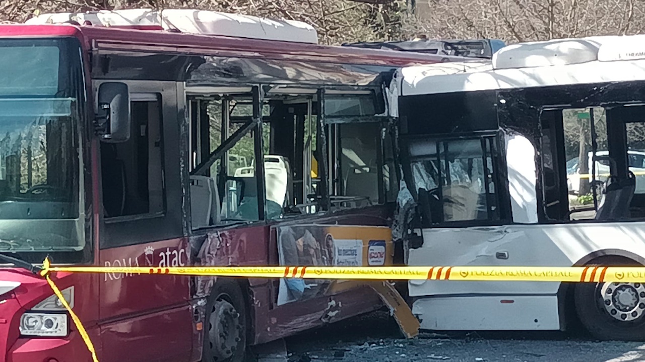 Roma, scontro tra bus a Monte Mario: tra i passeggeri feriti una bimba di 2 mesi