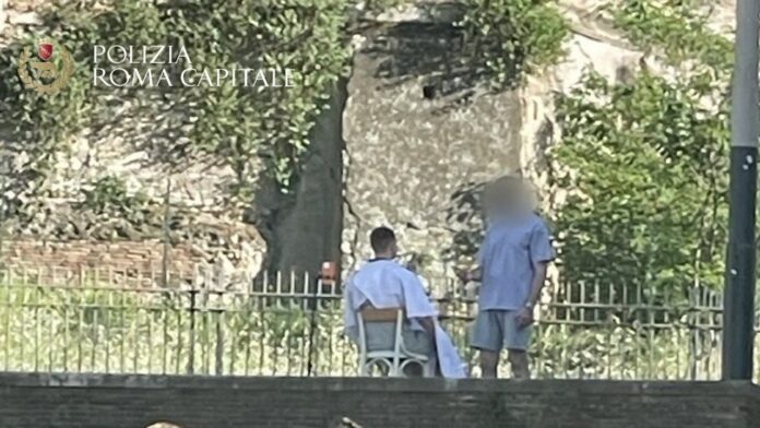Colosseo, si finge barbiere per un video social: maxi multa per due giovani francesi