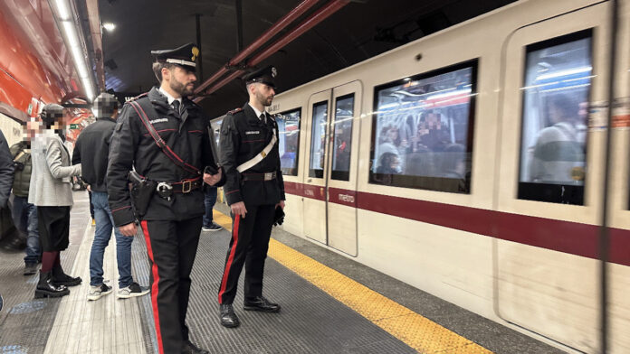 Roma, borseggiatori a caccia di turisti sui mezzi pubblici: 18 arresti, 11 sono donne