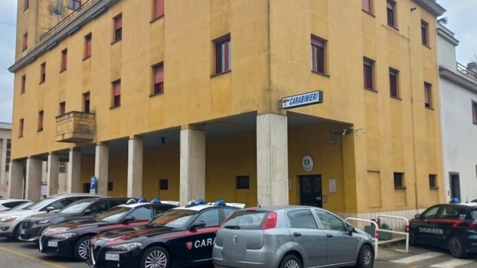 Roma, continua a perseguitare la ex: danni all'auto e finestra di casa