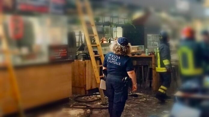 Roma, incendio in un bar a Termini: polizia locale isola area