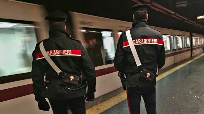 Roma, tenta di accoltellare guardia giurata in metro: gli aveva chiesto il biglietto