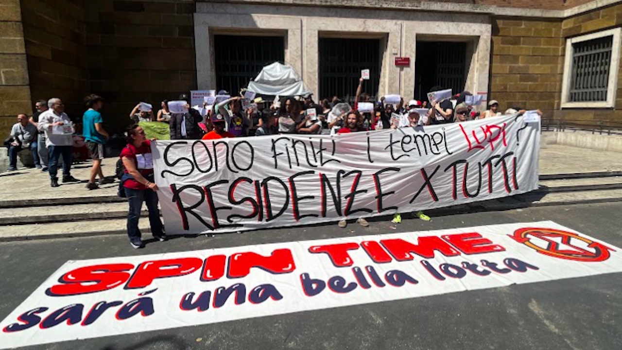 Roma, residenze negate a 70 famiglie di Spin Time: continua accampata di Bella Lotta
