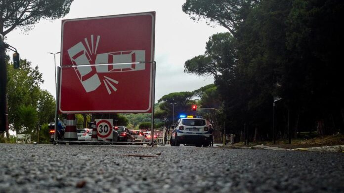 Roma, incidente sulla Casilina tra due auto e uno scooter: morto 34enne