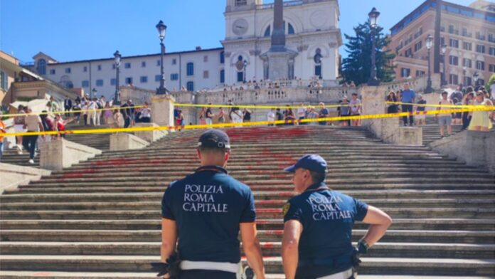 Roma, blitz contro i femminicidi: vernice rossa sulla scalinata di Trinità dei Monti