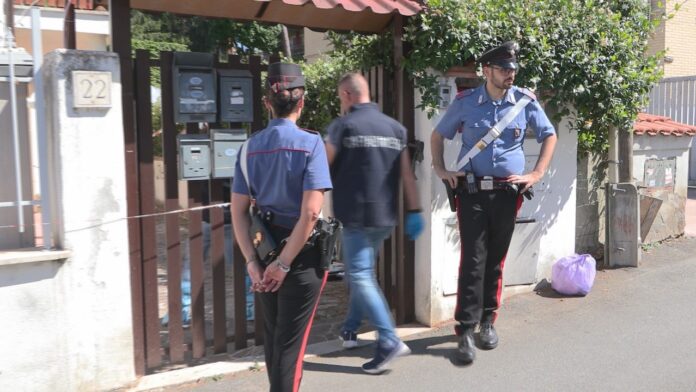 Roma, donna accoltellata soccorsa in strada: a casa trovato uomo impiccato