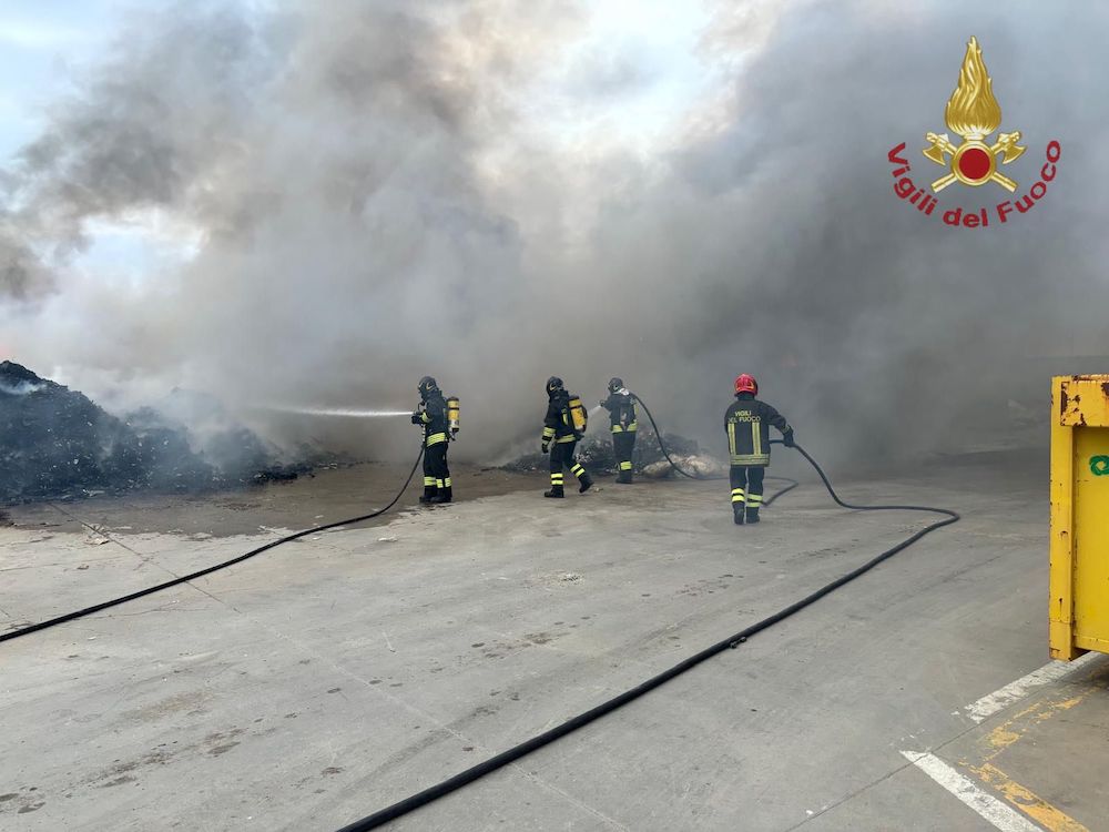 civitavecchia incendio rifiuti