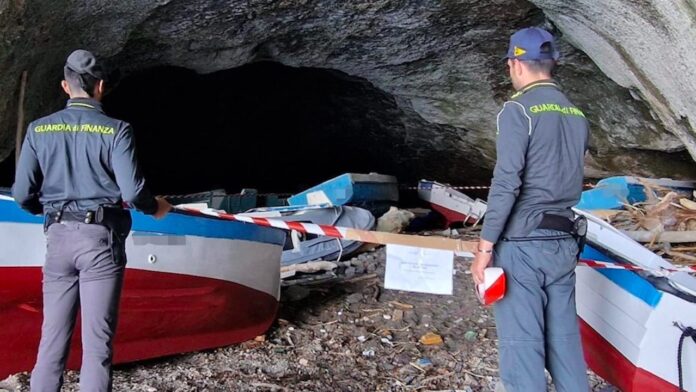 Sequestrata grotta a Ponza: trovate barche abbandonate e discarica rifiuti