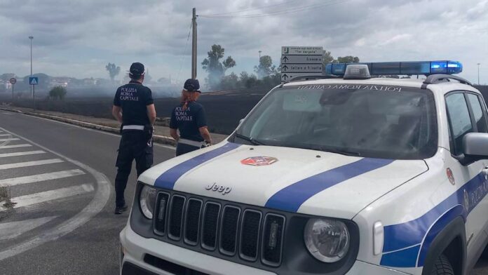 Roma, incendio sterpaglie vicino università Tor Vergata: evacuata facoltà Lettere