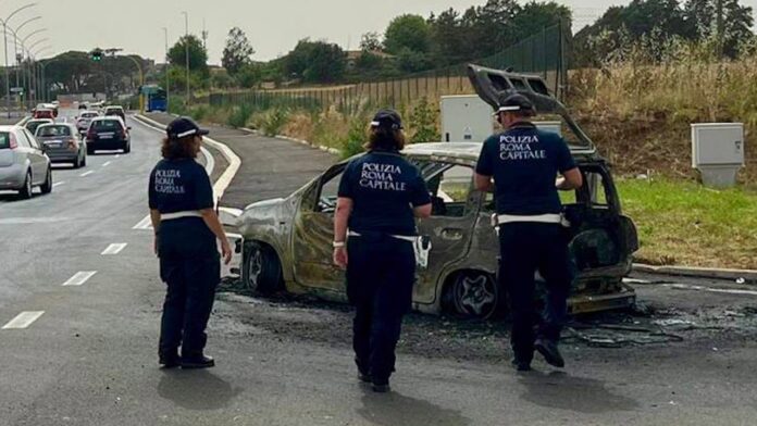 Roma, auto in fiamme sulla Tiburtina: donna ricoverata in gravi condizioni