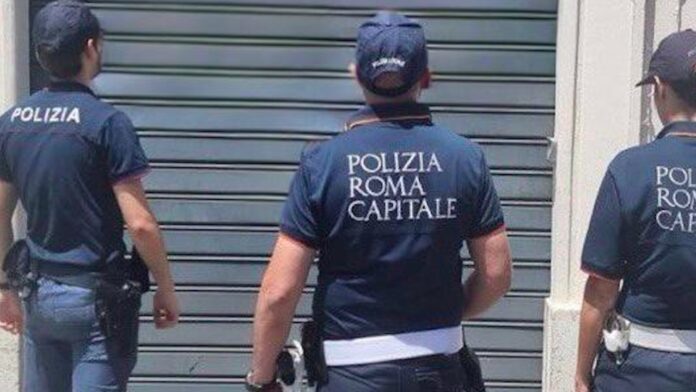 Roma, blatte e sporcizia nel magazzino: chiuso locale a San Giovanni