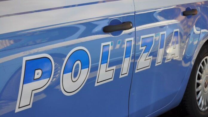 Roma, segue una donna a casa e la violenta nei lavatoi del palazzo: arrestato 32enne