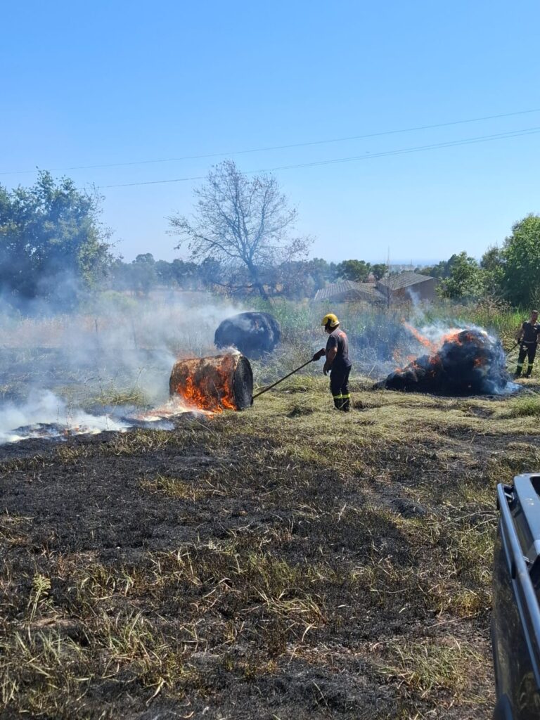 RadioRoma.it | balle fieno in fiamme pomezia