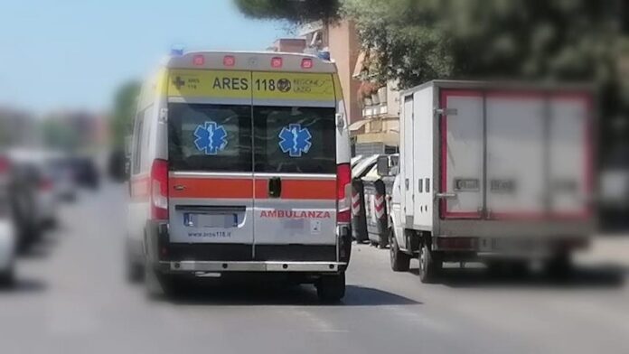 Roma, albero crolla su via Collatina. Colpite tre auto: un ferito e strada chiusa