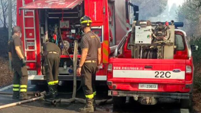 Roma, vasti incendi di sterpaglie a Pomezia e Cerveteri: vigili del fuoco al lavoro