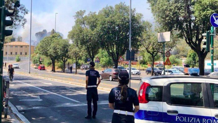 Incendi Roma, vegetazione in fiamme vicino alla città giudiziaria: alta colonna di fumo