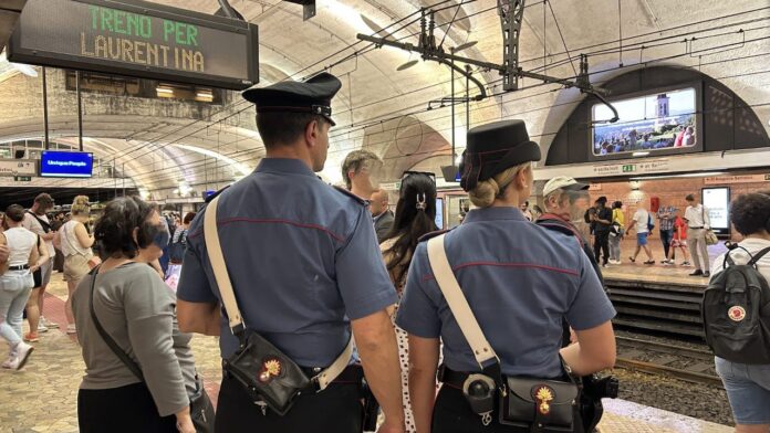 Roma, sfilano la macchina fotografica a turista in metro: bloccati