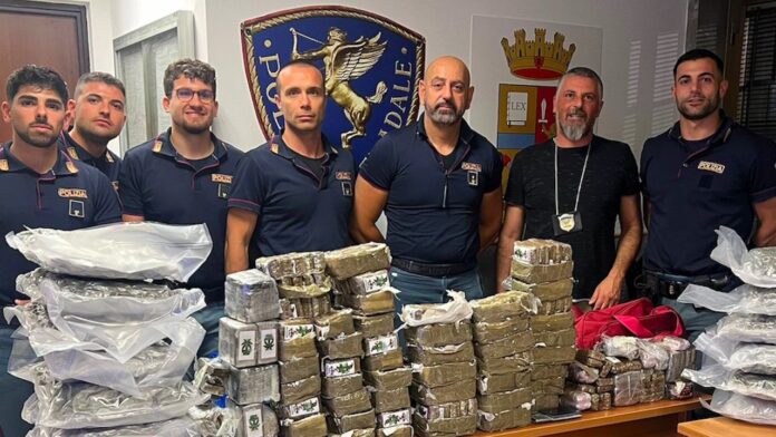 Roma, in auto sul Gra con 17 kg di droga: a casa centinaia di panetti di hashish