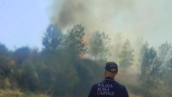 Roma brucia, incendio a Ponte di Nona: fiamme nel parco archeologico