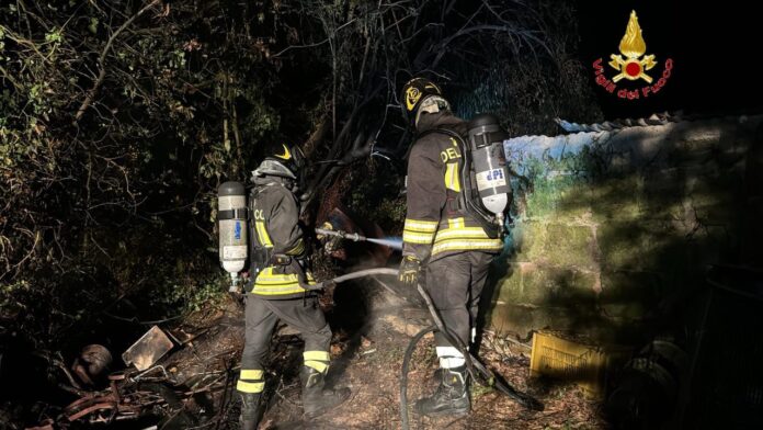 Roma, incendio di sterpaglie ad Allumiere: trovate bombole gpl in una baracca