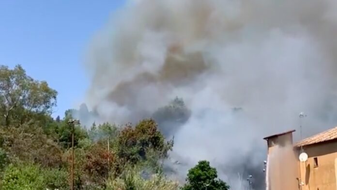 Incendio Roma, vegetazione in fiamme vicino alla città giudiziaria: alta colonna di fumo